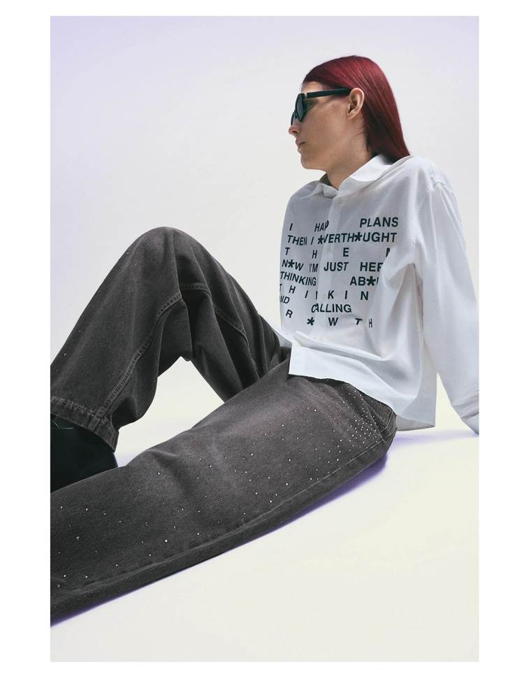 Джинсы свободного кроя со стразами и цифровым фильтром