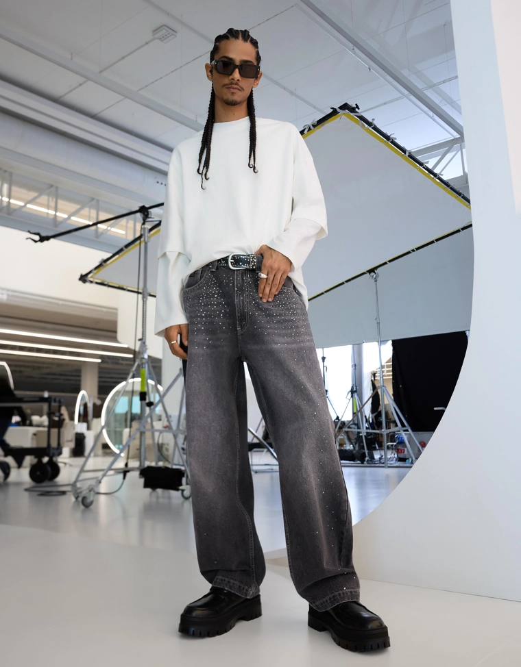 Джинсы свободного кроя со стразами и цифровым фильтром