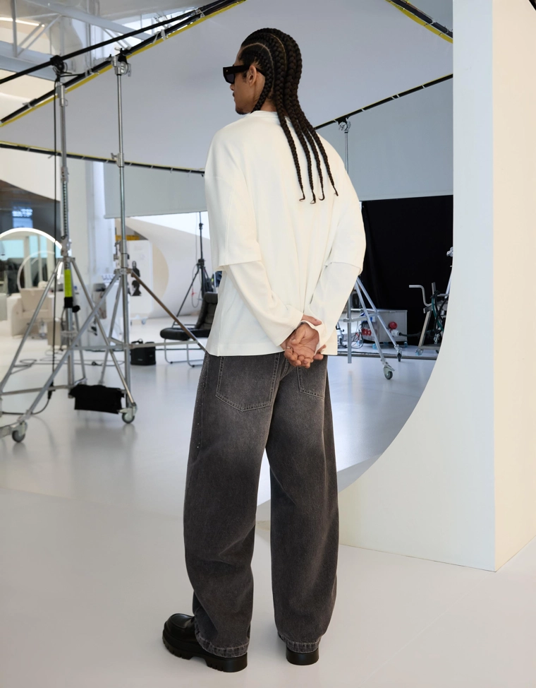 Джинсы свободного кроя со стразами и цифровым фильтром