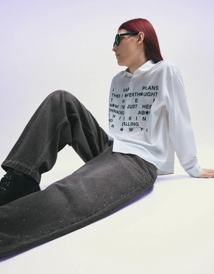 Джинсы свободного кроя со стразами и цифровым фильтром- Заказать в России