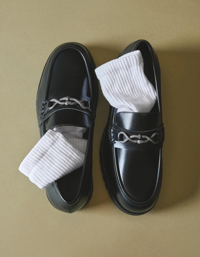 Лоферы с декоративной деталью