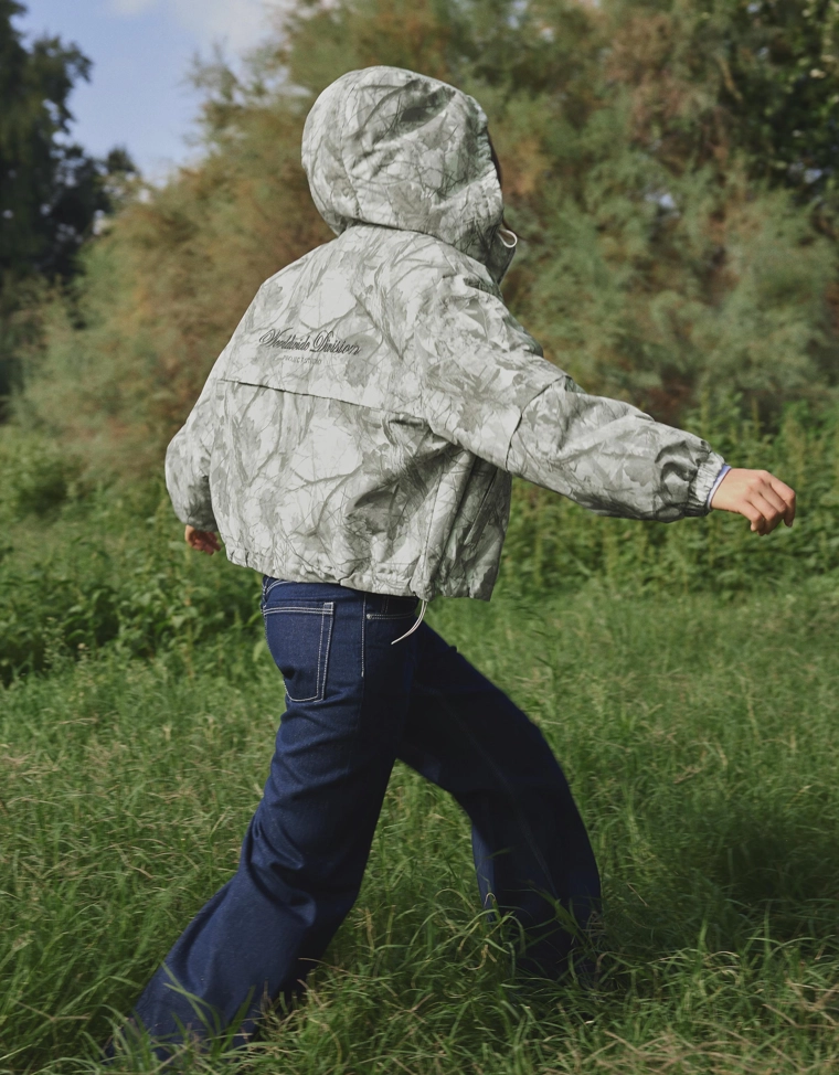 Пуховик с принтом и капюшоном