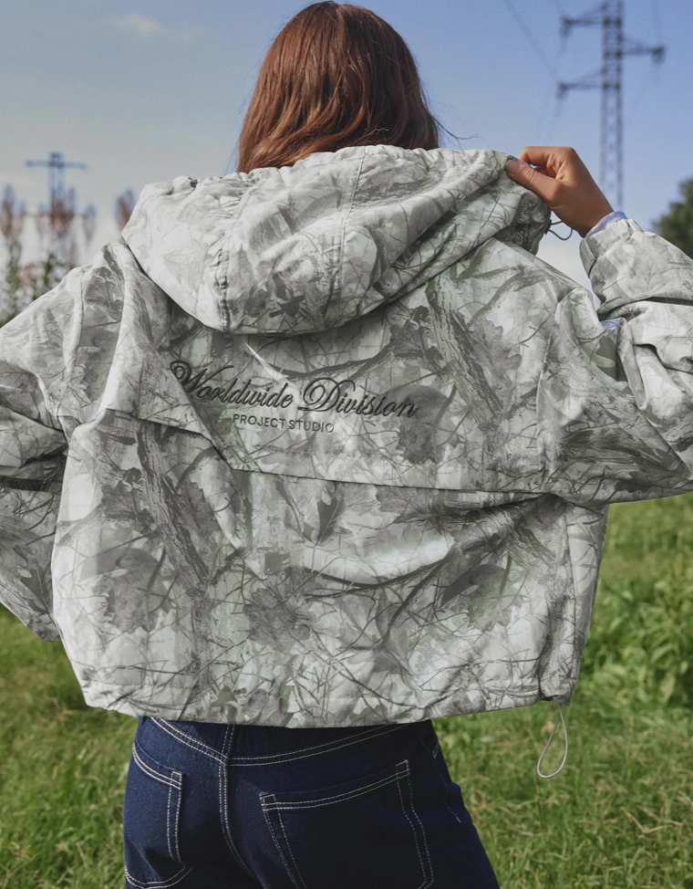 Пуховик с принтом и капюшоном