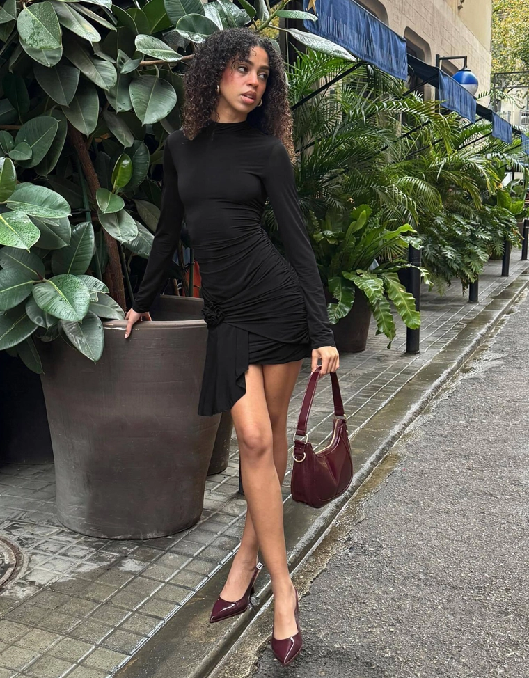 Мини-платье с поясом-кушаком со сборкой и цветочным принтом