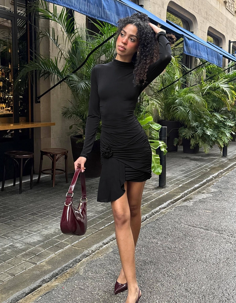 Мини-платье с поясом-кушаком со сборкой и цветочным принтом