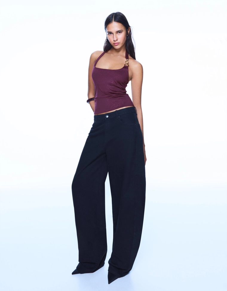 Облегающий струящийся топ с кольцами