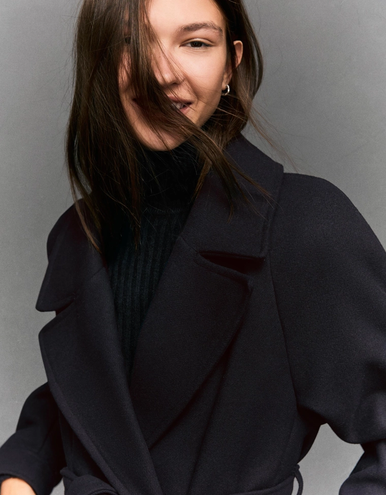 Объемное шерстяное пальто с поясом