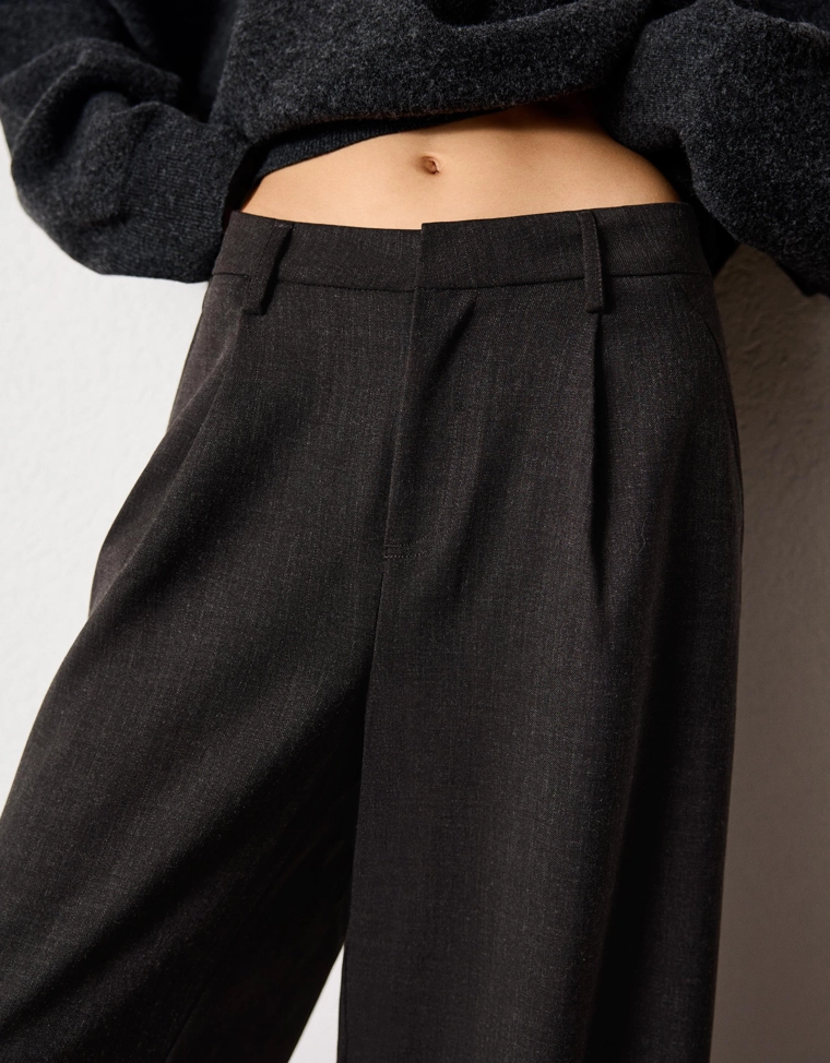 Брюки объемного кроя из двухслойной ткани