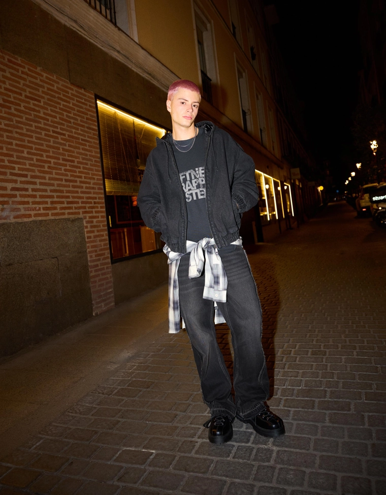 Джинсовая куртка с заклепками