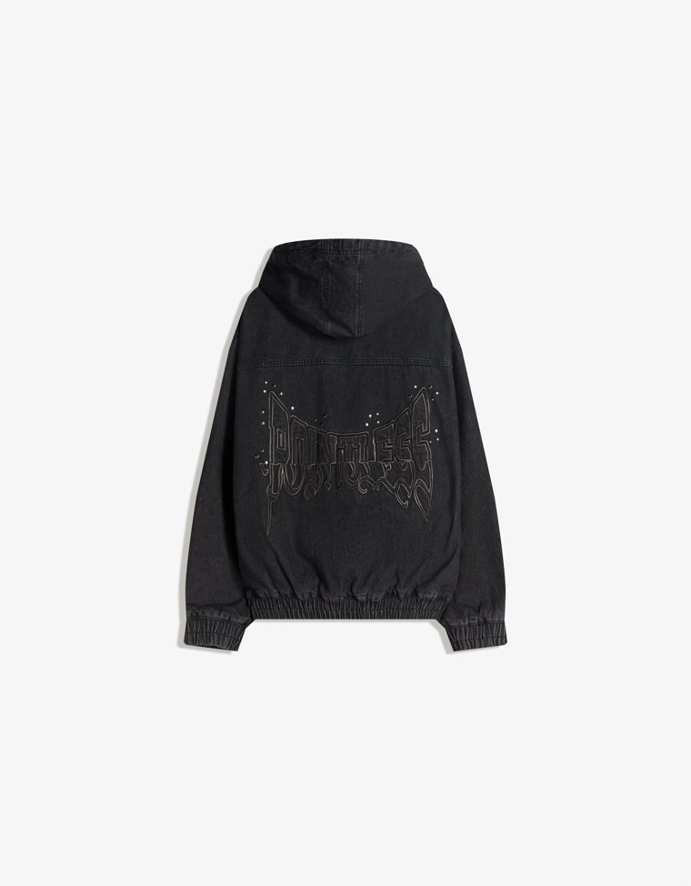 Джинсовая куртка с заклепками