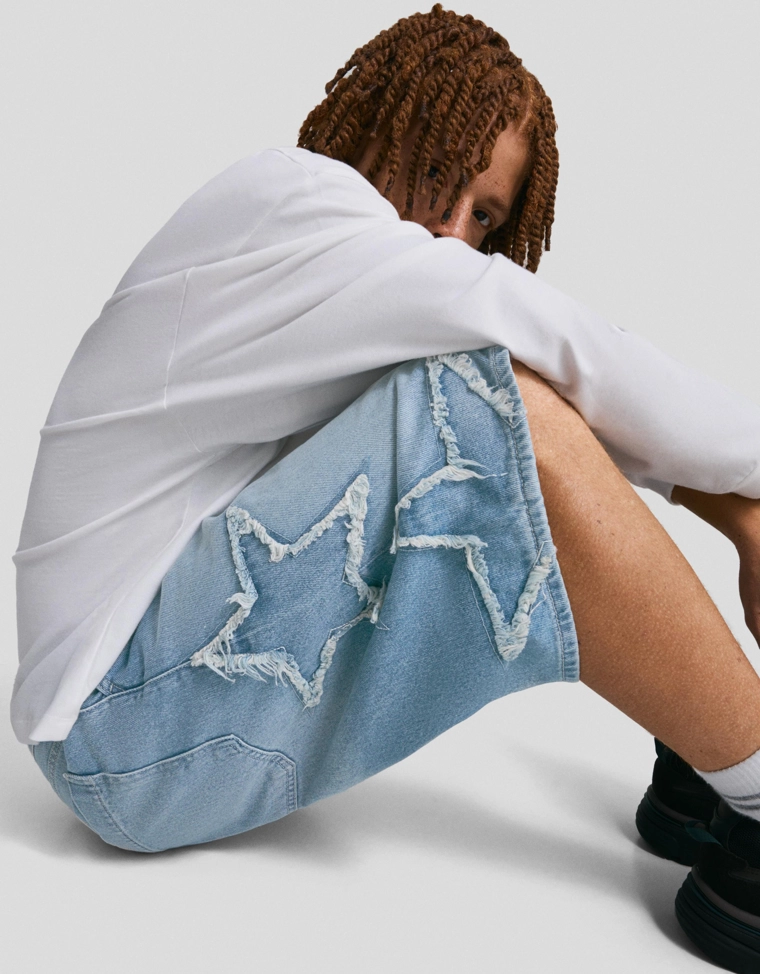 Джинсовые шорты-бермуды с заплатками