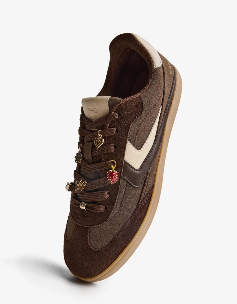 Ретро-кроссовки с шармами