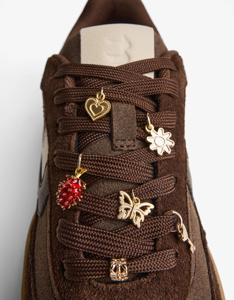 Ретро-кроссовки с шармами