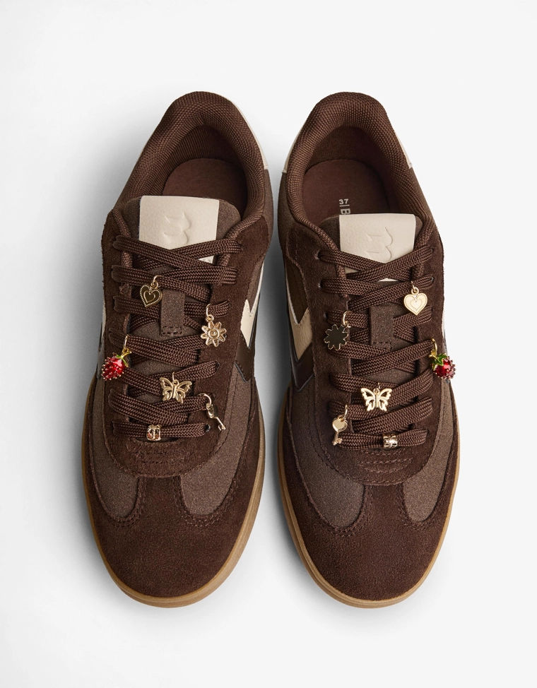 Ретро-кроссовки с шармами