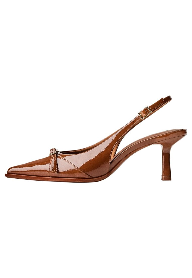 Туфли на среднем тонком каблуке с ремешком и пряжкой