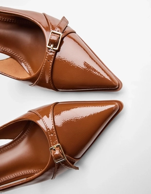 Туфли на среднем тонком каблуке с ремешком и пряжкой- Заказать в России