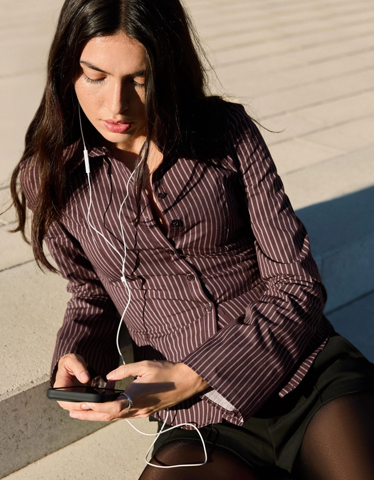 Рубашка облегающего кроя с расклешенными рукавами