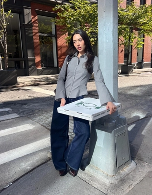 Рубашка облегающего кроя с расклешенными рукавами- Заказать в России