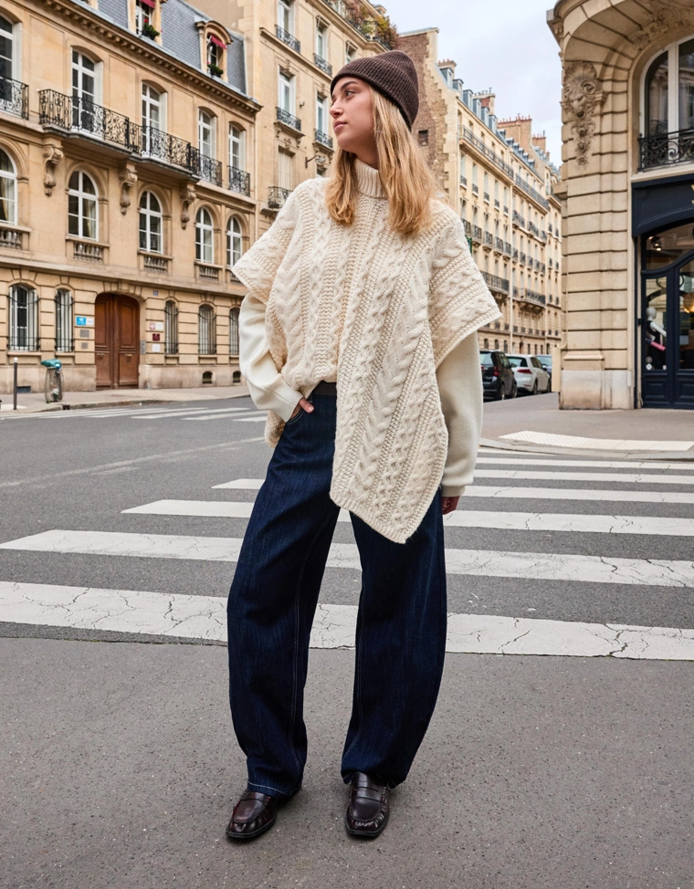 Свитер-накидка с высоким воротником и узором «косы»