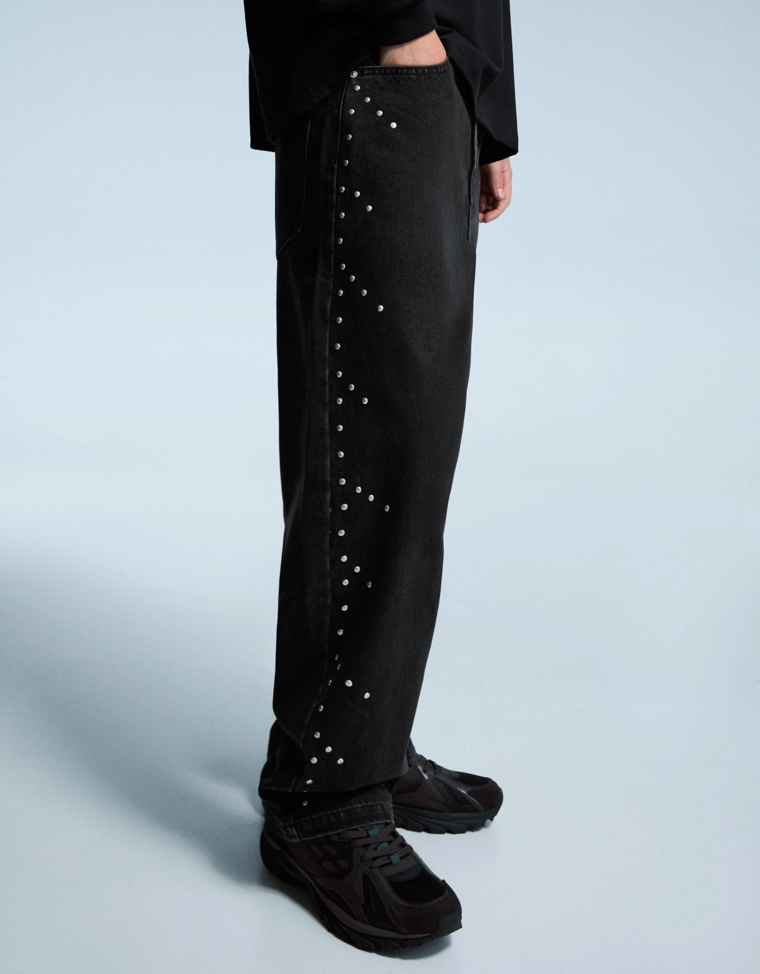 Джинсы свободного кроя с заклепками