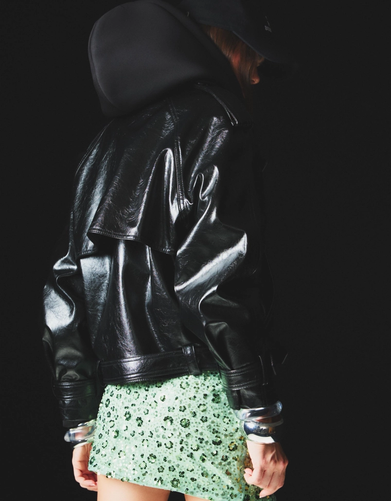 Короткий плащ-тренч из искусственной кожи