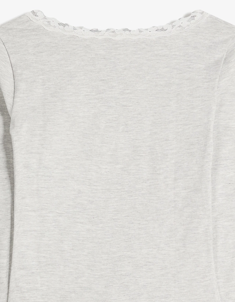 Лонгслив с кружевной отделкой