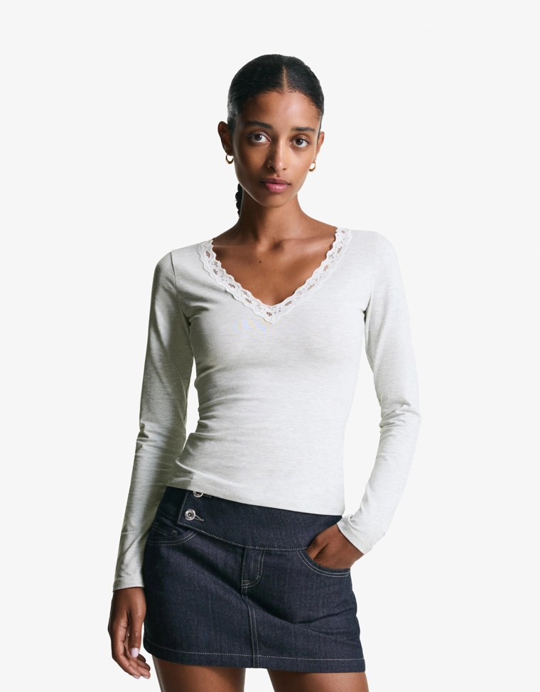 Лонгслив с кружевной отделкой
