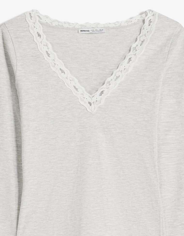 Лонгслив с кружевной отделкой