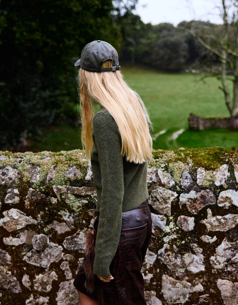 Свитер с круглым вырезом