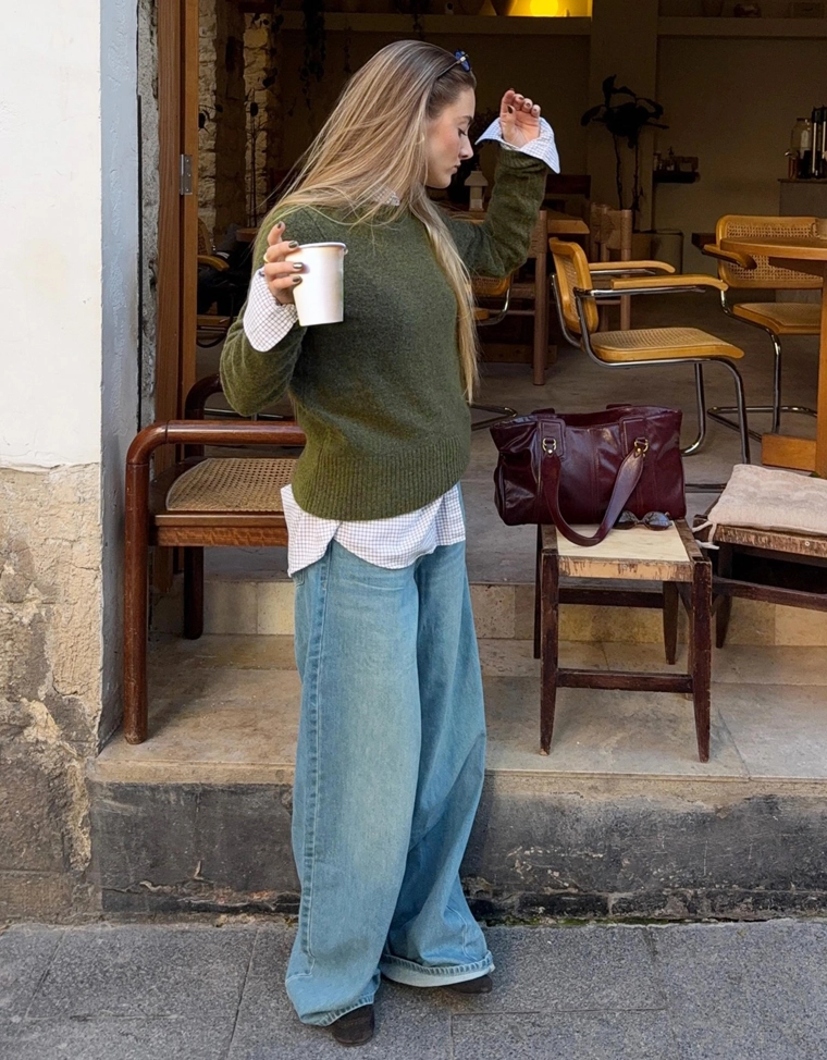 Свитер с круглым вырезом