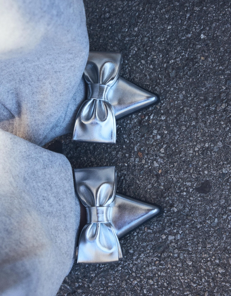 Туфли на среднем тонком каблуке с бантом