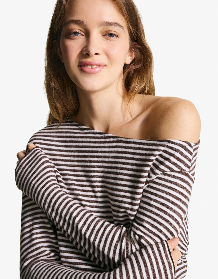 Асимметричный вязаный свитер в полоску