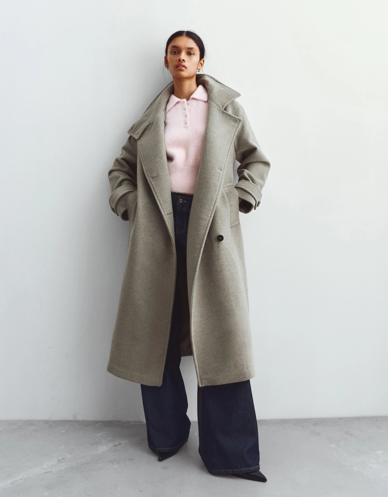 Длинное пальто с высоким воротником