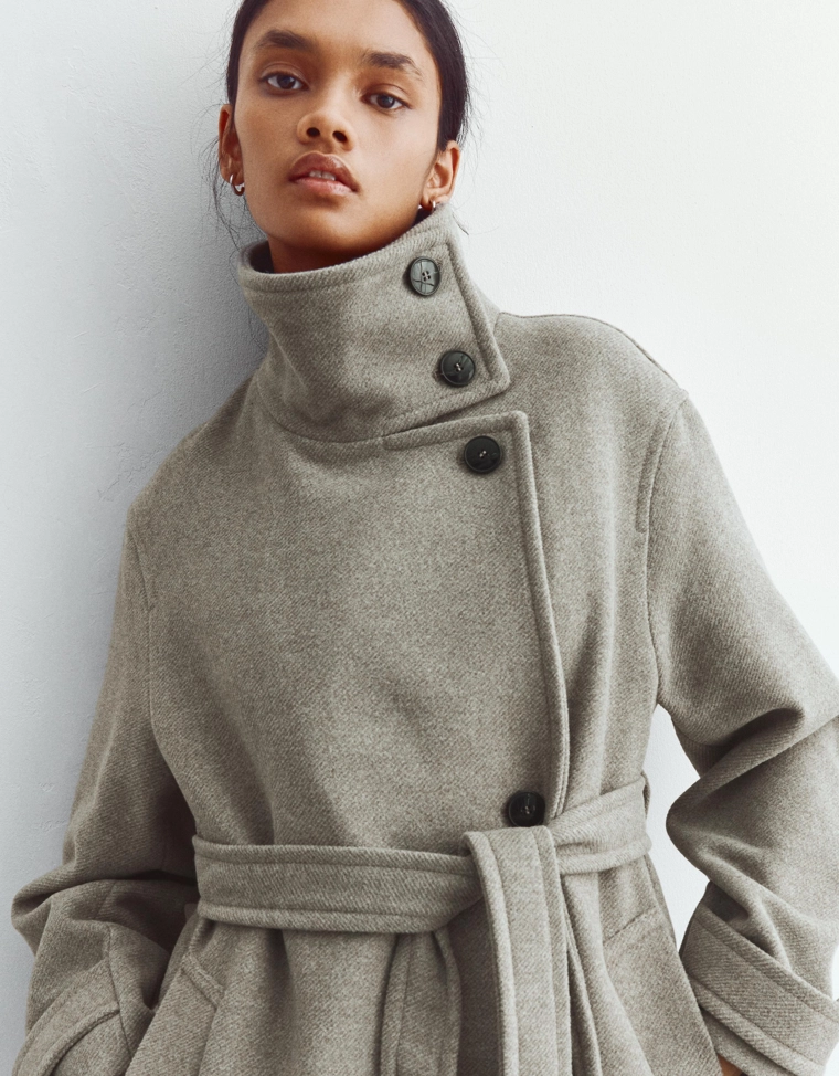 Длинное пальто с высоким воротником