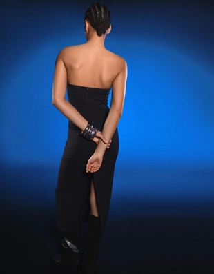 Платье миди из бенгалина с вырезом бандо- Заказать в России