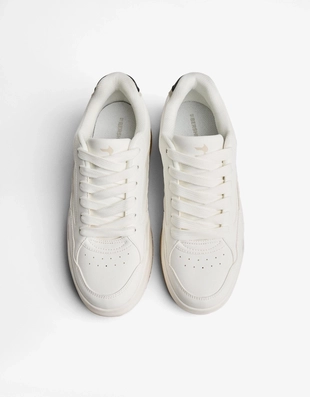 Кроссовки с деталью на пятке- Заказать в России