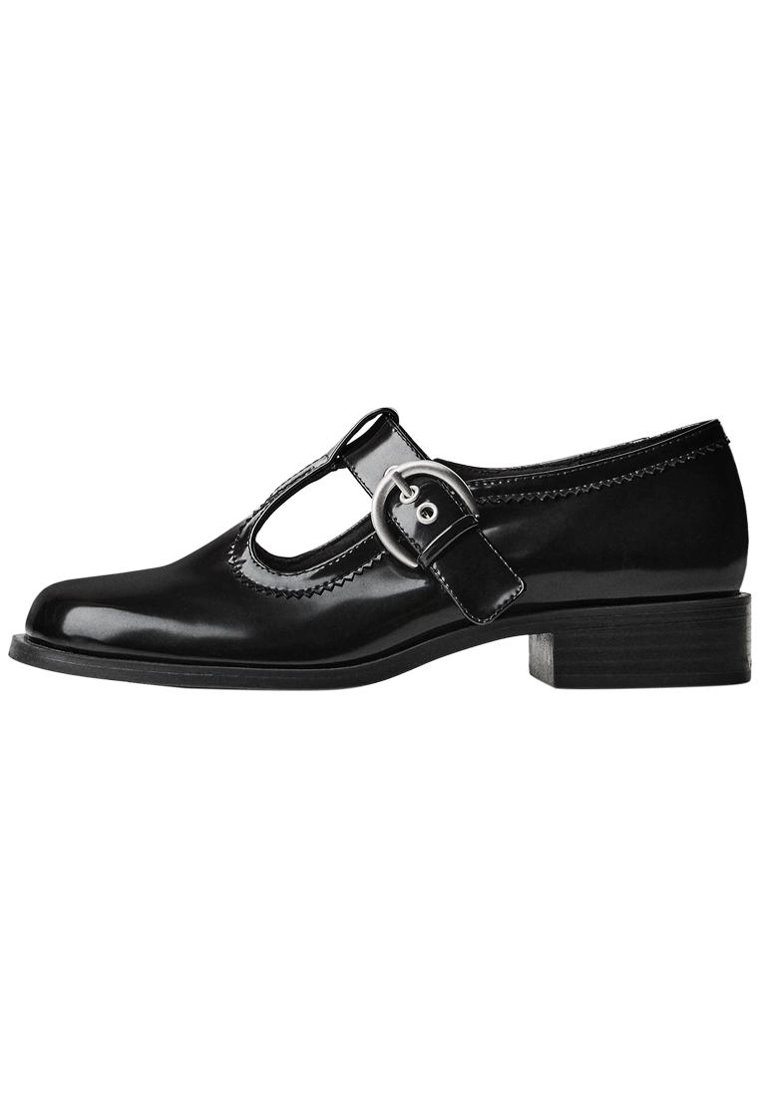 Туфли с ремешком и пряжкой