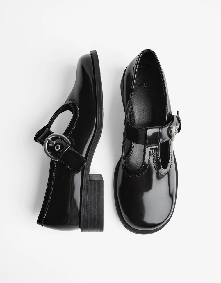 Туфли с ремешком и пряжкой