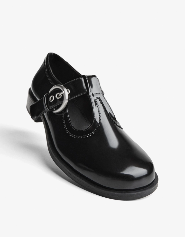 Туфли с ремешком и пряжкой