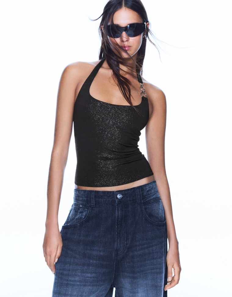 Облегающий струящийся топ с кольцами