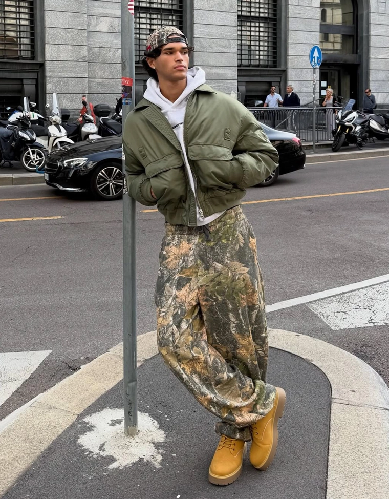 Брюки-бананы из ткани с принтом