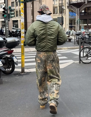 Брюки-бананы из ткани с принтом- Заказать в России