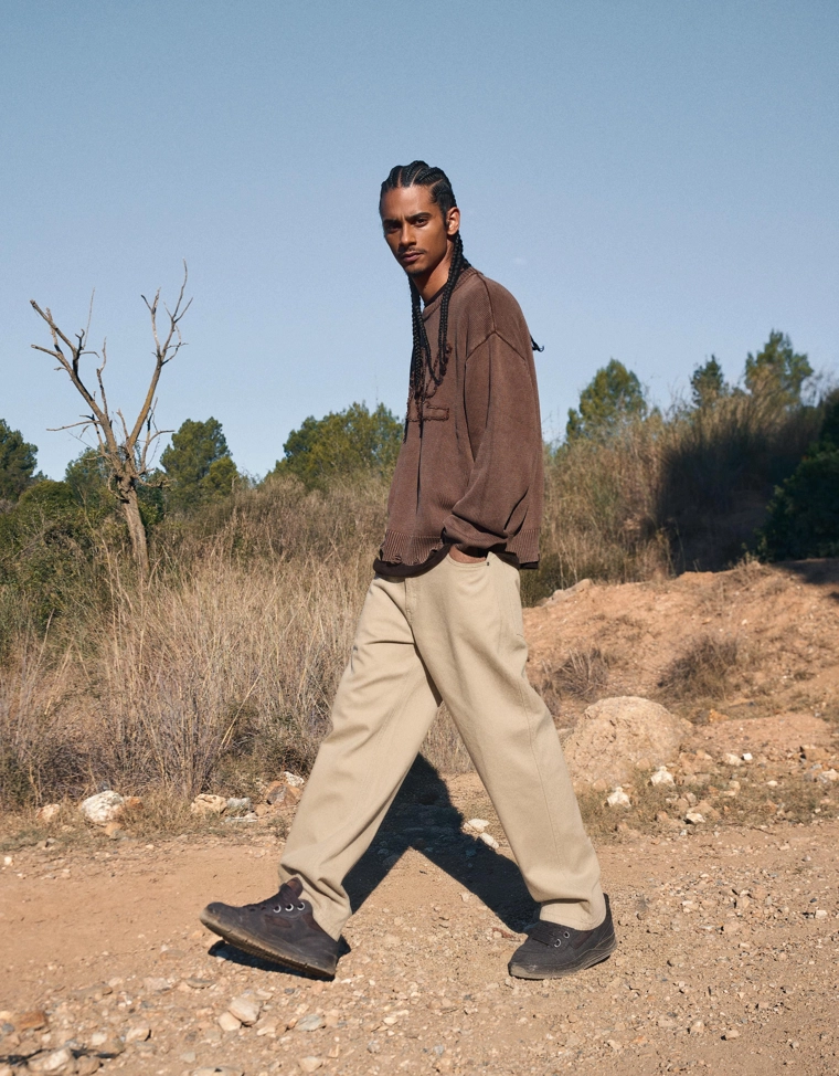 Свитер с нашивкой