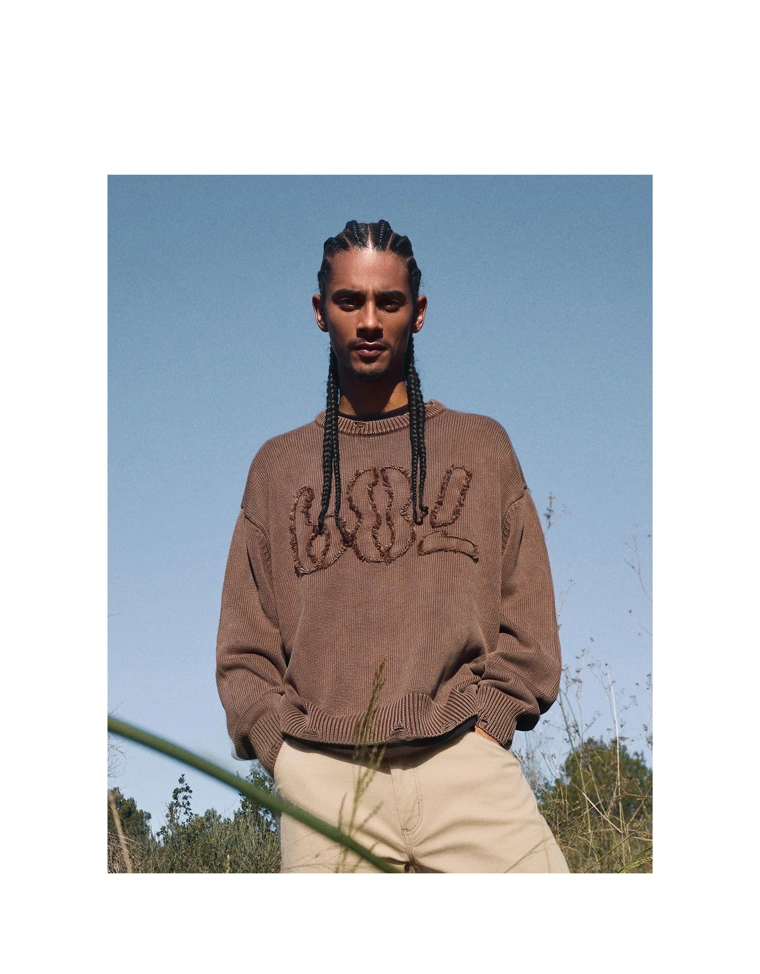 Свитер с нашивкой