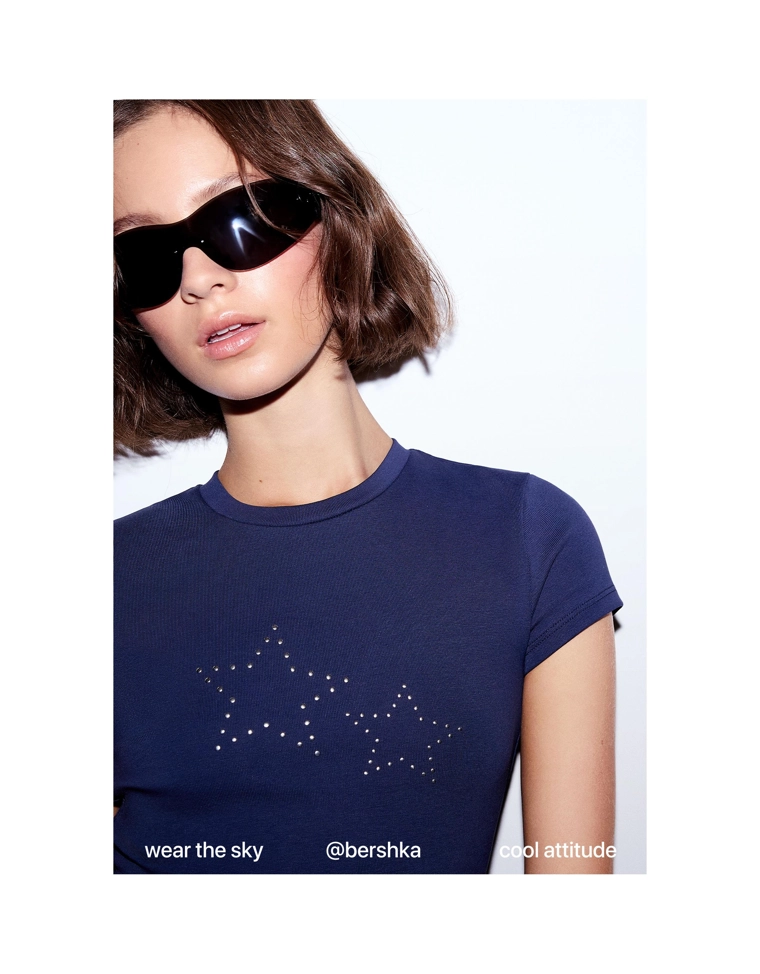 Футболка с декоративными заклепками