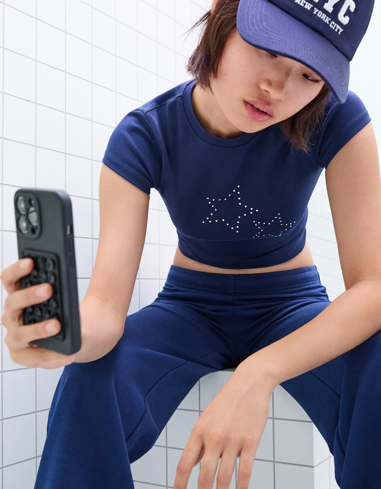 Футболка с декоративными заклепками