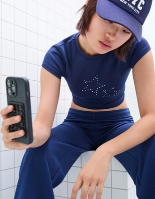 Футболка с декоративными заклепками- Заказать в России