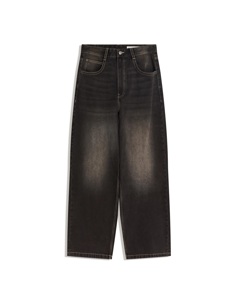 Джинсы очень широкие с заклепками