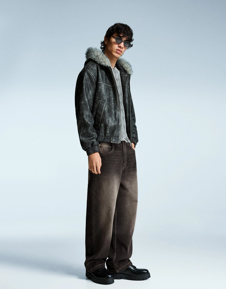 Джинсы очень широкие с заклепками