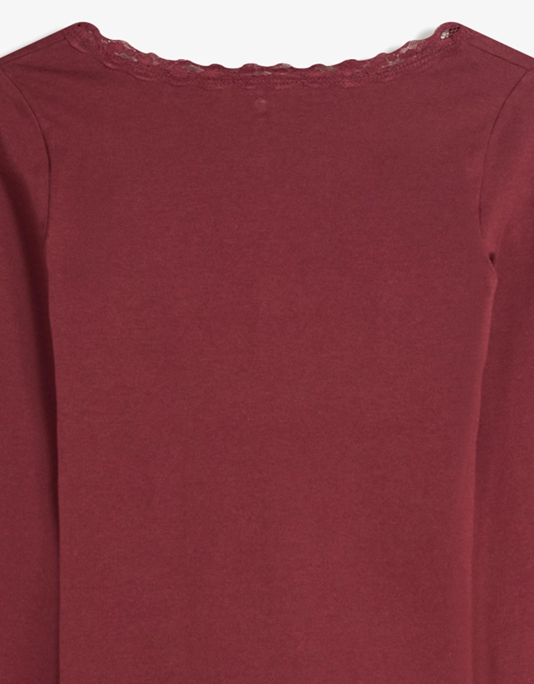 Лонгслив с кружевной отделкой